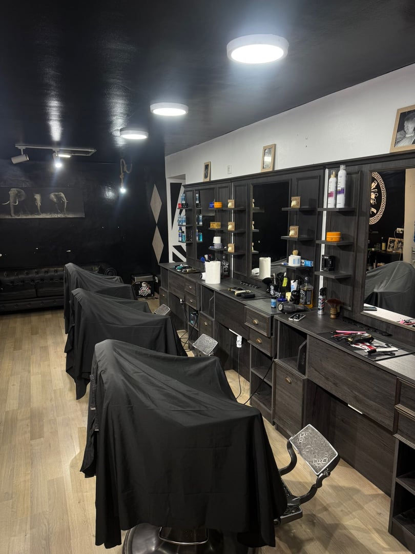 Interior y equipo de Barber Shop J&S